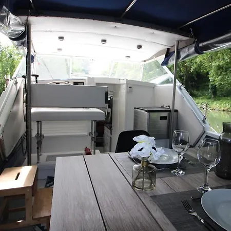 Bateau-hôtel Nuit à Quai Sur Notre Vedette!