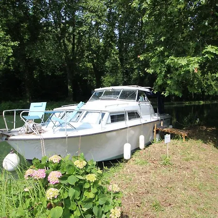 Nuit A Quai Sur Notre Vedette! Botel *