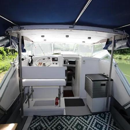 Bateau-hôtel Nuit à Quai Sur Notre Vedette!