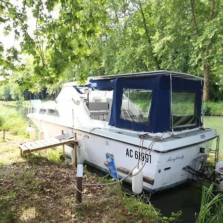 Bateau-hôtel Nuit à Quai Sur Notre Vedette!
