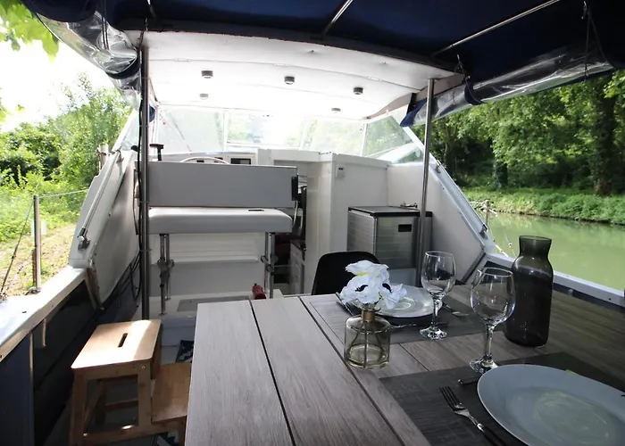 Bateau-hôtel Nuit à Quai Sur Notre Vedette!